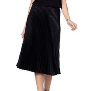 Chic black Eva Longoria  pleated skirt.
